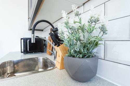 Shades Of Grey - 2 Bed Apartment