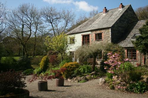 Pond Meadow At Trenannick Cottages