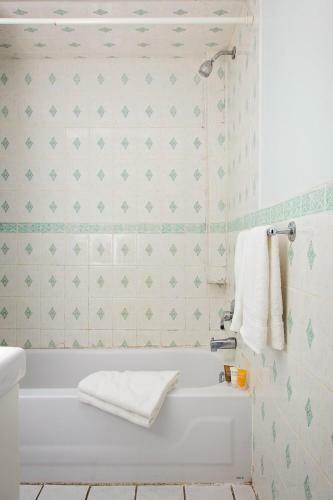 Hostal Charlton Suites Guest House