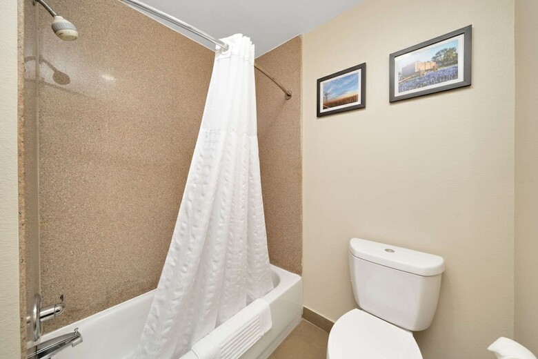 Hotel Comfort Suites University