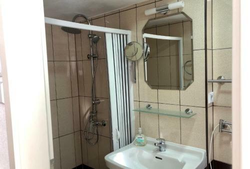 Hostal Pension Rote Rosen