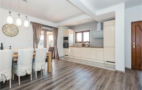 Four-bedroom Holiday Home In Bilice