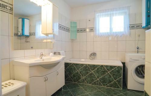 Three-bedroom Apartment In Rastovac