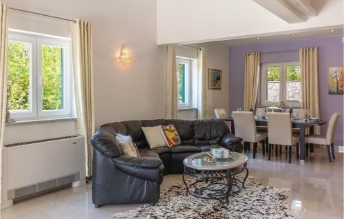 Four-bedroom Holiday Home In Zagvozd