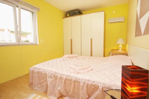 Apartments With A Parking Space Supetar (brac) - 5627