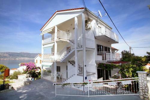 Apartment Slatine 972b