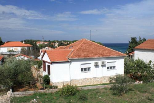 Apartments By The Sea Ugljan - 8304