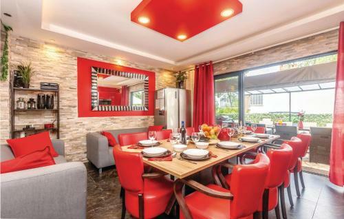 Four-bedroom Holiday Home In Vantacici