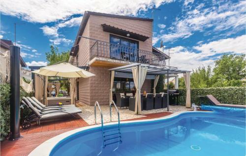 Four-bedroom Holiday Home In Vantacici