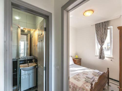 One-bedroom Apartment Makarska With Sea View 04