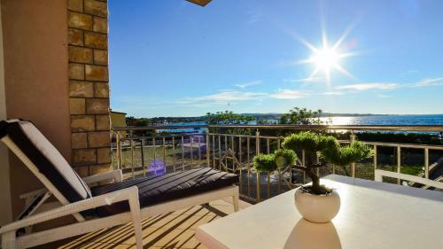 Sunset Deluxe Apartments