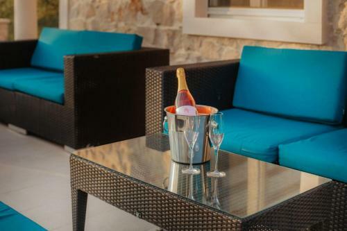 Villa Red Hacienda With Pool