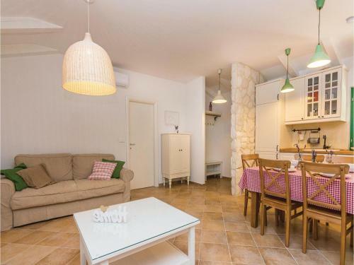 Two-bedroom Holiday Home In Vrana