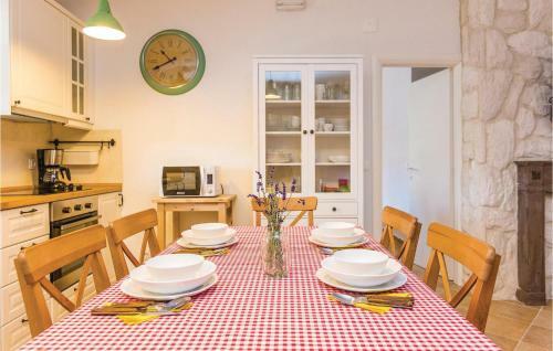 Two-bedroom Holiday Home In Vrana
