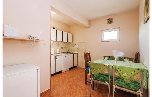 Two-bedroom Holiday Home In Vrana