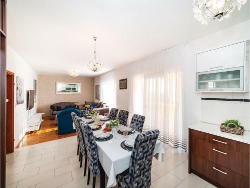 Six-bedroom Holiday Home In Vrana