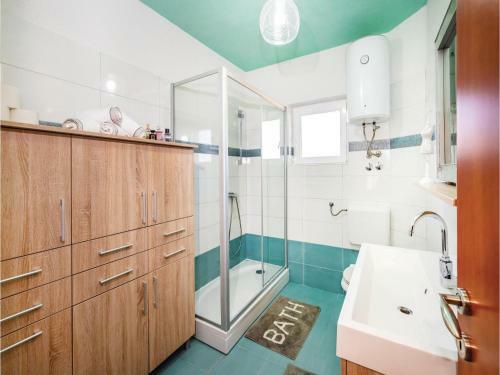 Six-bedroom Holiday Home In Vrana