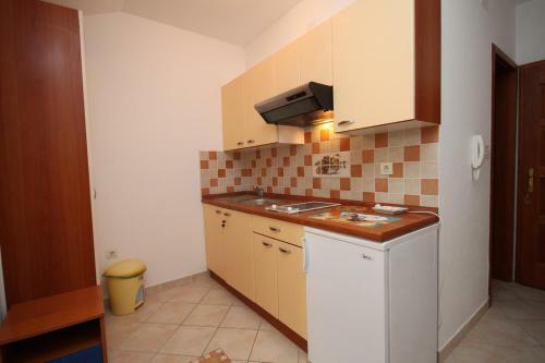Apartment Povljana 3316f