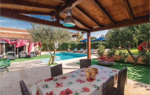 Four-bedroom Holiday Home In Pula