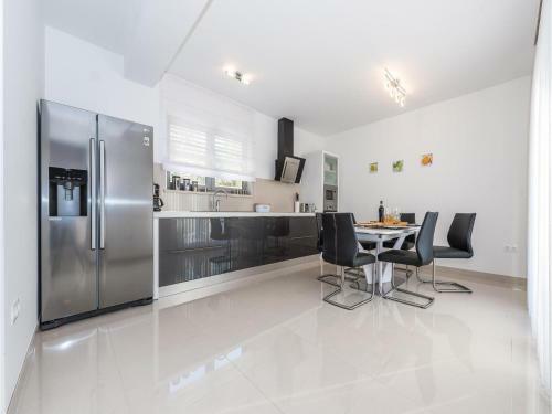 Three-bedroom Holiday Home In Razanj