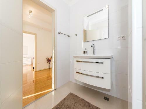 Three-bedroom Holiday Home In Razanj