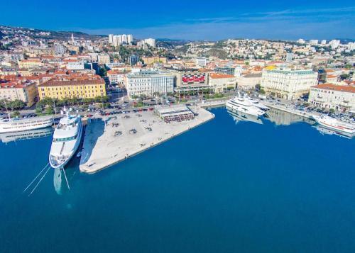 Apartments With A Parking Space Rijeka - 16029