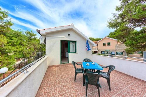 Apartments By The Sea Rogoznica - 3301