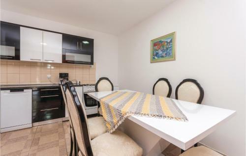 Four-bedroom Holiday Home In Sikovo