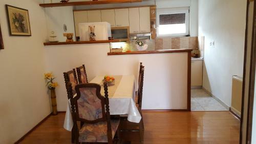 Apartment Split 11680a