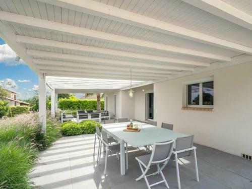 Lovely Villa In Saint-genies-de-fontedit With Pool