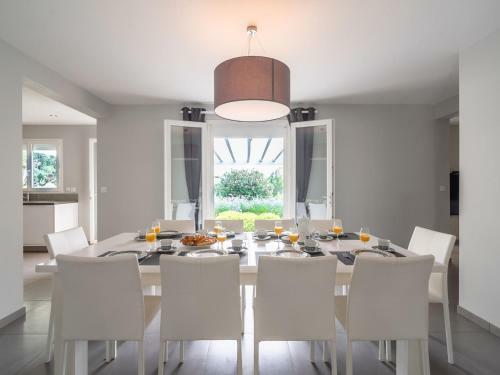 Lovely Villa In Saint-genies-de-fontedit With Pool