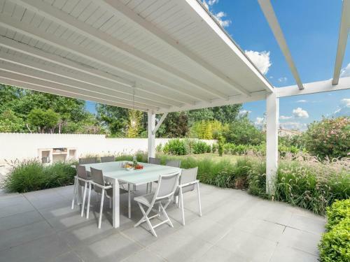Lovely Villa In Saint-genies-de-fontedit With Pool