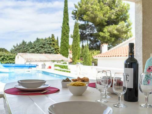 Alluring Villa In Pouzols-minervois With Jacuzzi