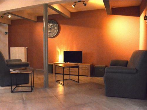 Vintage Holiday Home In Couvin Near River