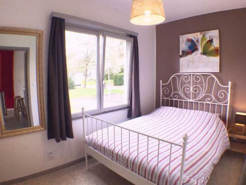 Lovely Bungalow In Waulsort With Swimming Pool