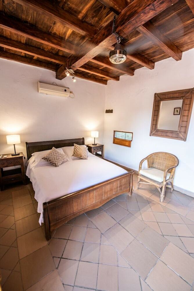 Hotel La Casa Amarilla