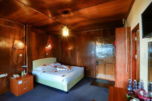 The Floral Breeze Hotel (Mt. Victoria)