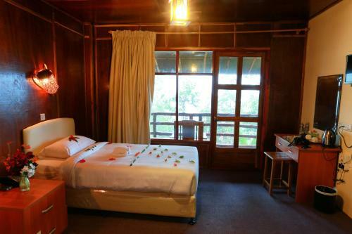 The Floral Breeze Hotel (Mt. Victoria)
