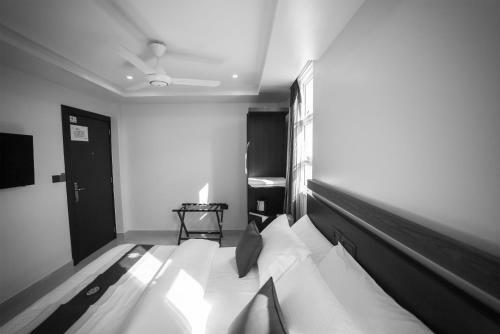 Hostal The White Harp Beach Hotel