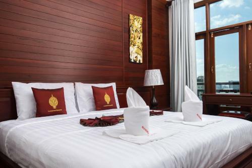 Manorom Chateau Hotel