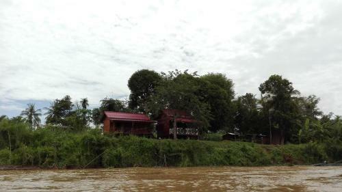 Albergue Don Som Riverside Guesthouse