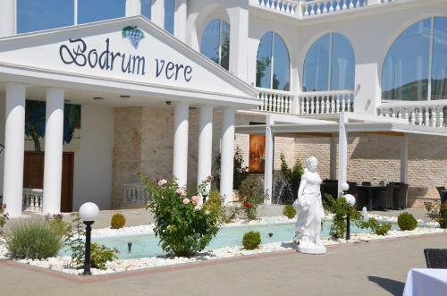 Hotel Queen Vali Palace