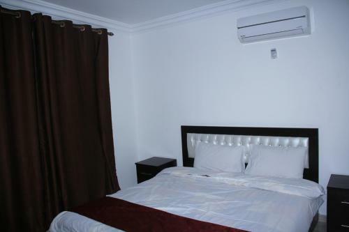 Weekend Hotel