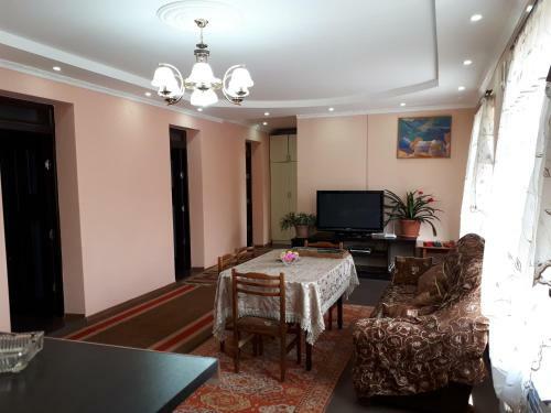 Hostal Tatev Emma B&B