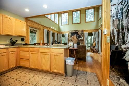 Romance In The Ravine - Hocking Hills Cabin