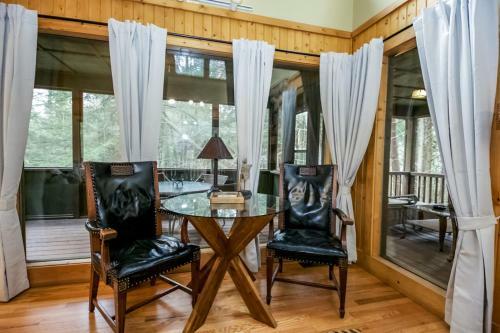 Romance In The Ravine - Hocking Hills Cabin