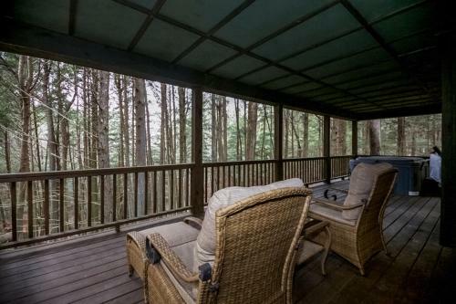 Romance In The Ravine - Hocking Hills Cabin