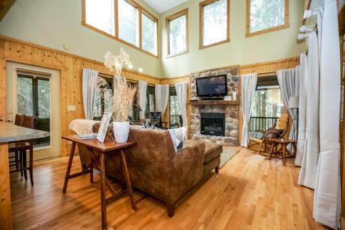 Romance In The Ravine - Hocking Hills Cabin