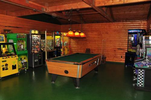Arrowhead Camping Resort Deluxe Cabin 9
