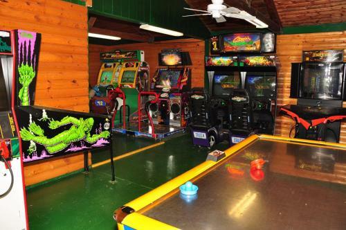 Arrowhead Camping Resort Deluxe Cabin 9